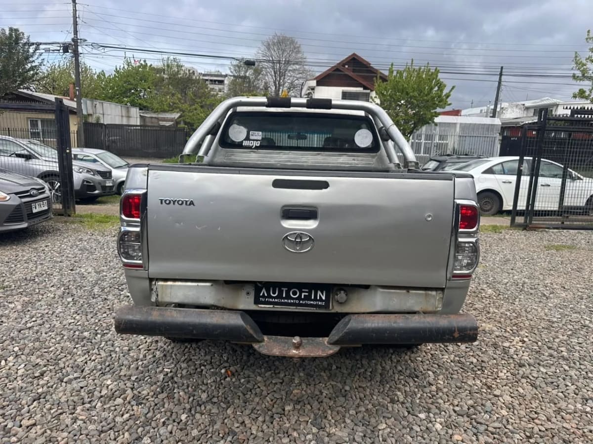 2022 Toyota HILUX BIGHORN - Miniatura 7