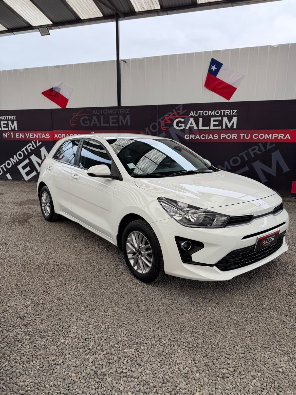 2023 KIA Rio 5 Blanco - Miniatura 3