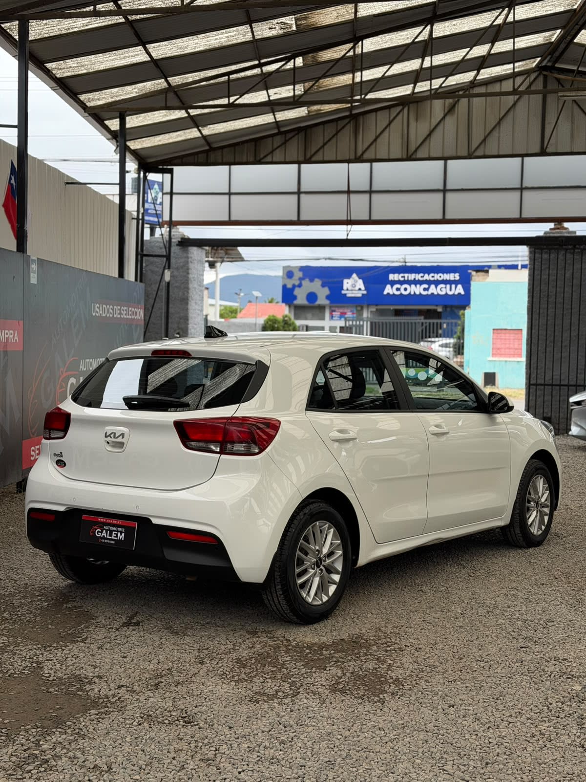 2023 KIA Rio 5 Blanco - Miniatura 4