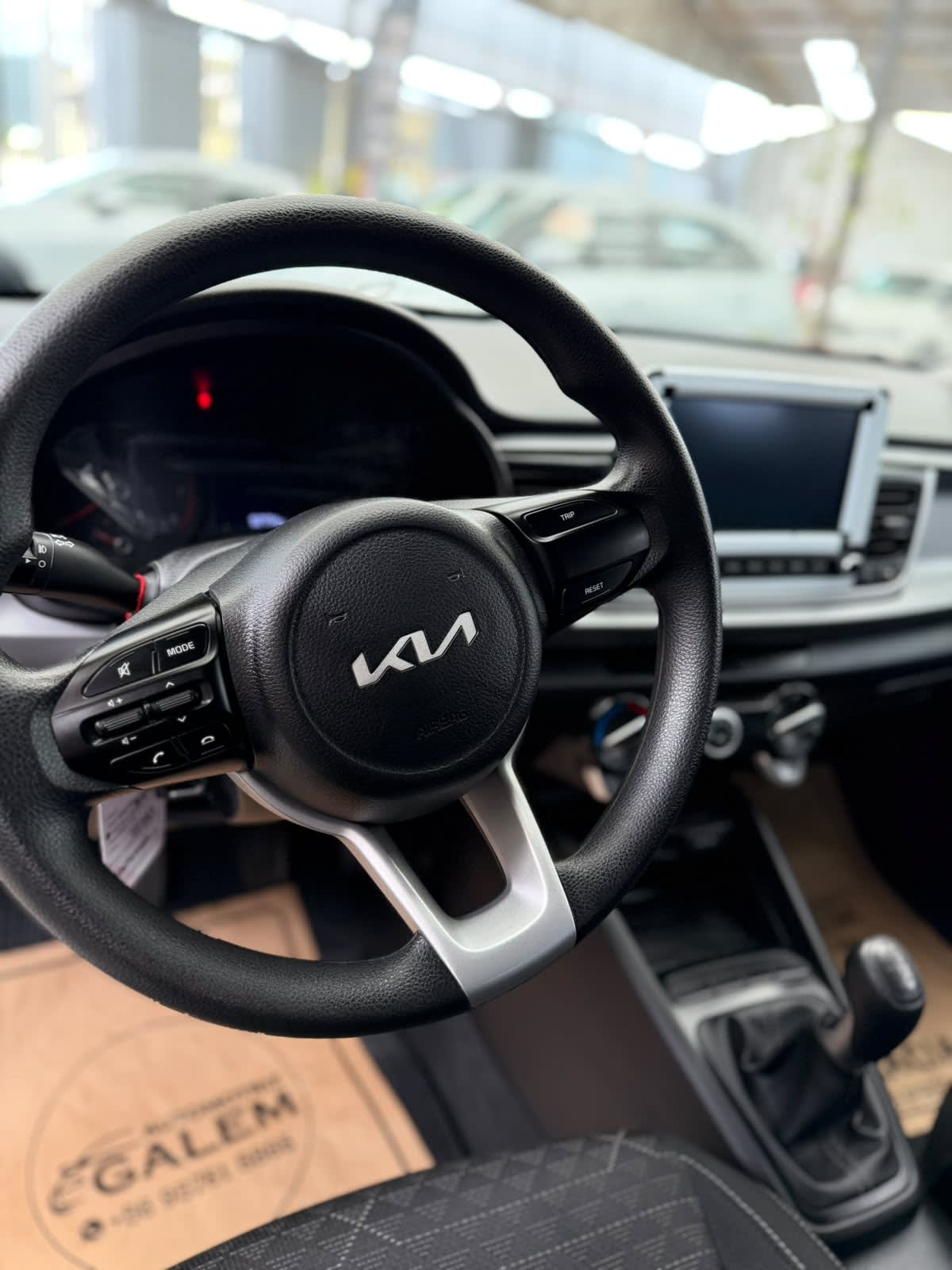 2023 KIA Rio 5 Blanco - Miniatura 7
