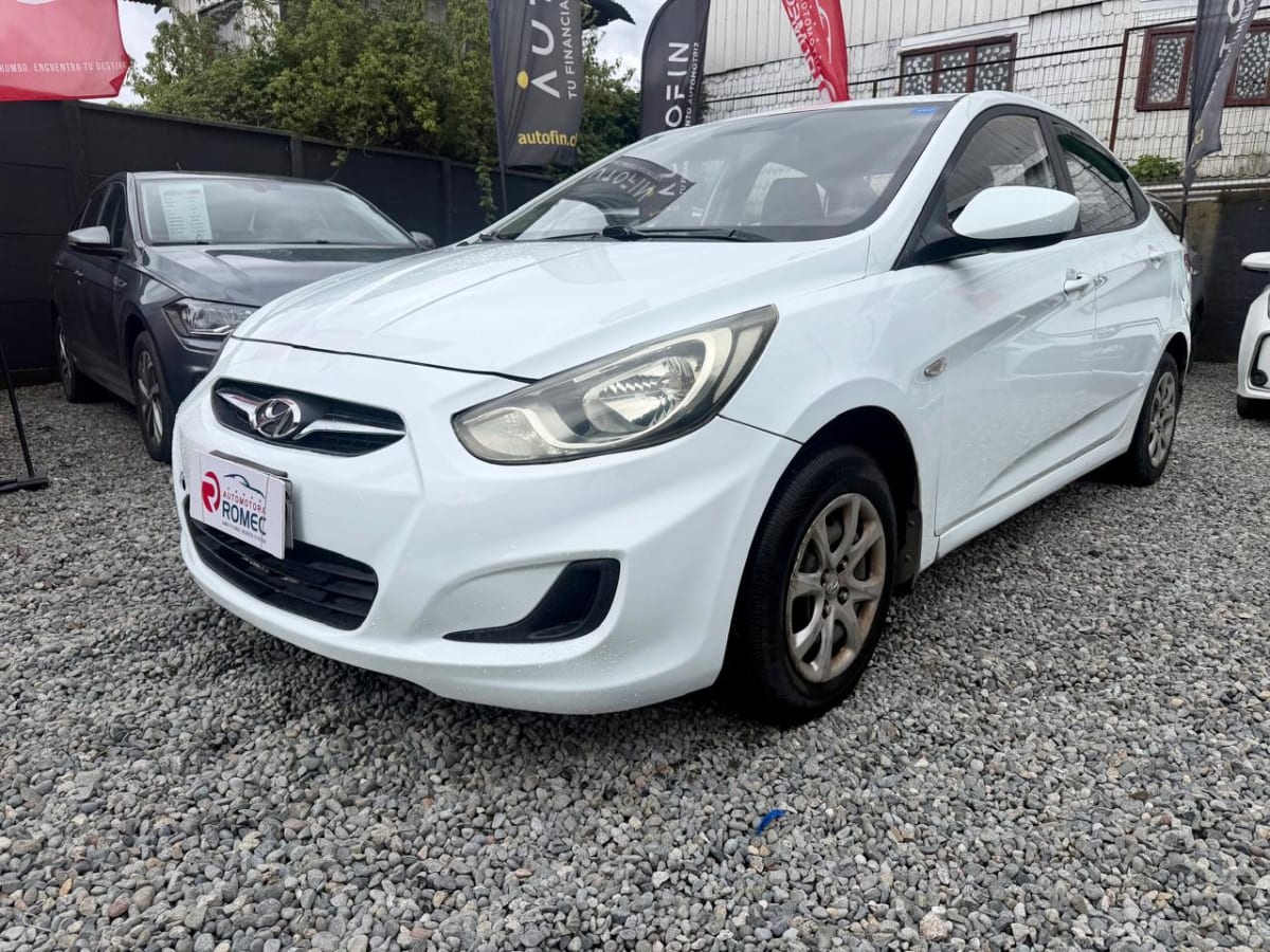 2012 Hyundai Accent - Imagen 1