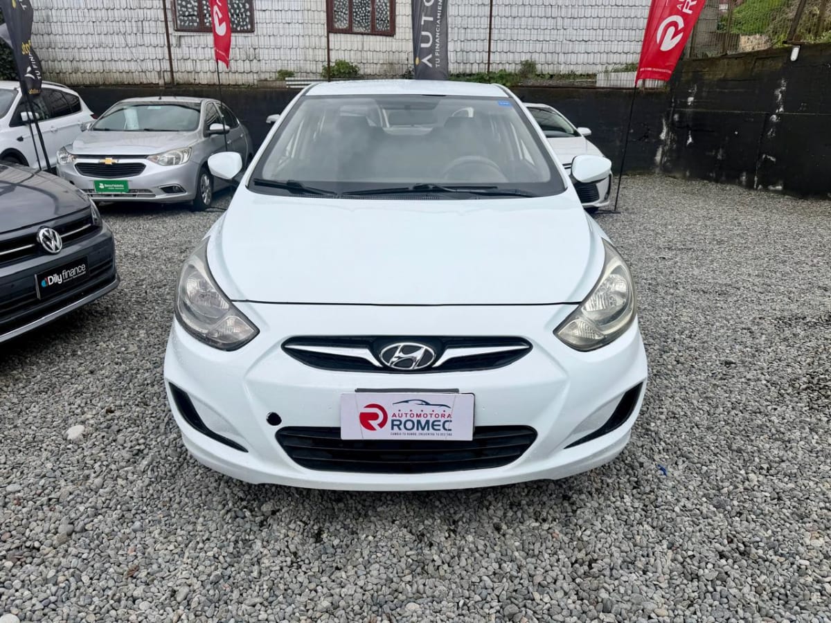 2012 Hyundai Accent - Miniatura 2