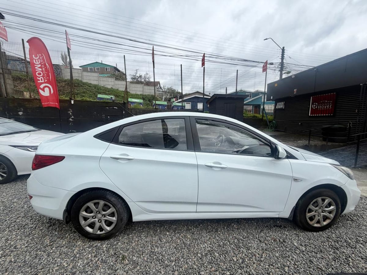 2012 Hyundai Accent - Miniatura 5