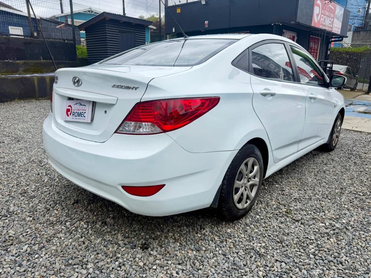2012 Hyundai Accent - Miniatura 6