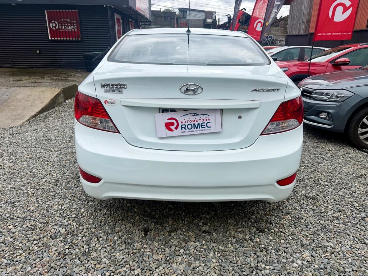 2012 Hyundai Accent - Miniatura 7