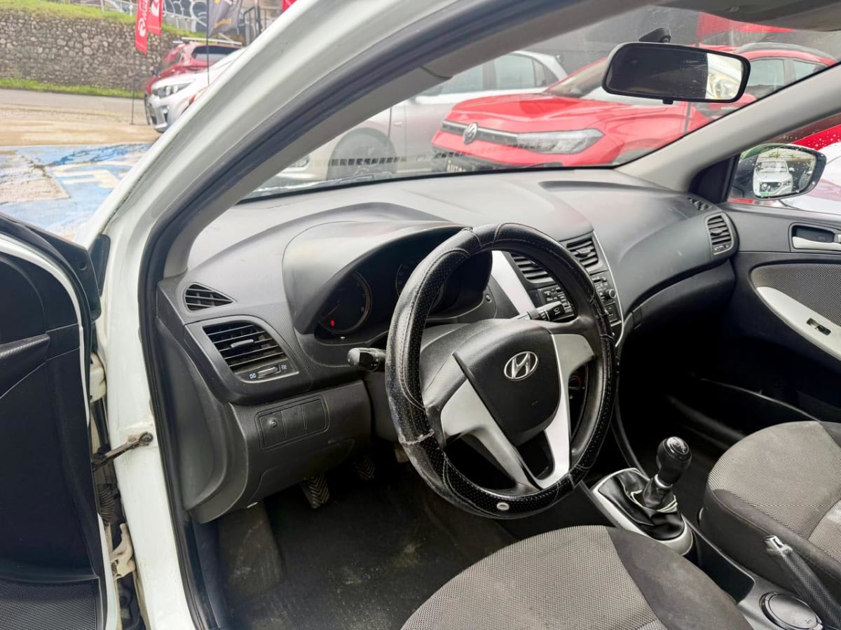 2012 Hyundai Accent - Miniatura 9