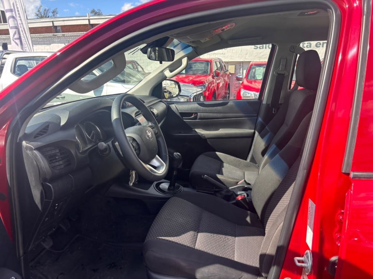 2023 Toyota Hilux Rojo - Miniatura 10