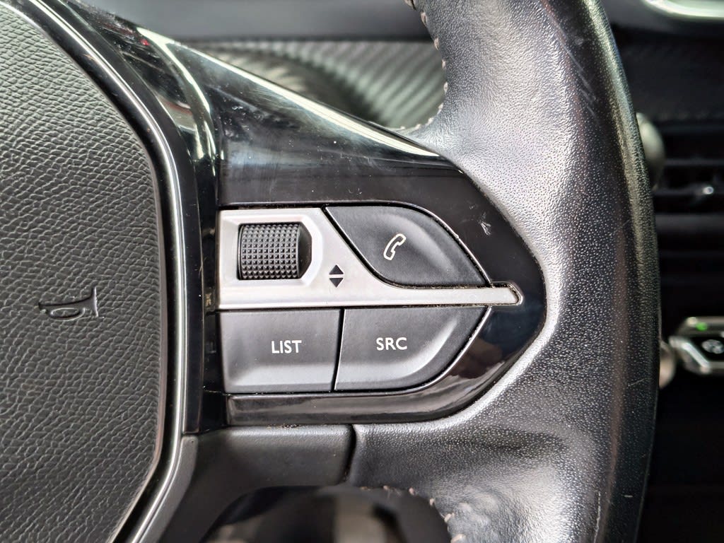 2021 Peugeot 2008 1.5 - Miniatura 2