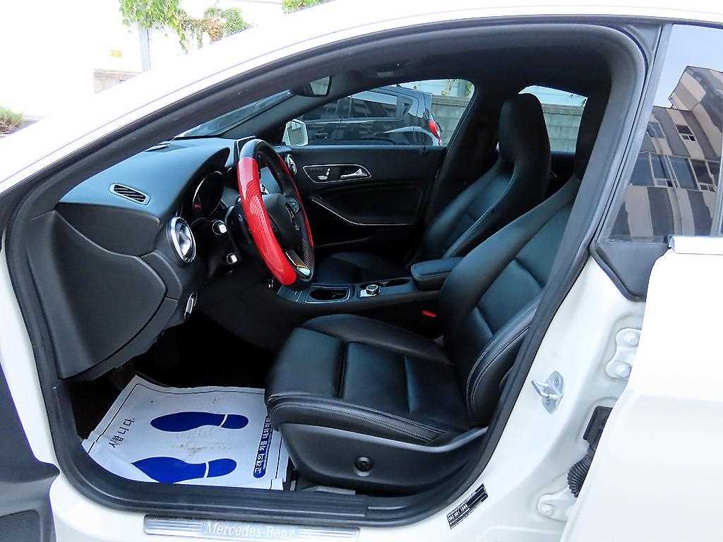 2017 Mercedes-Benz CLA Class Blanco - Miniatura 5