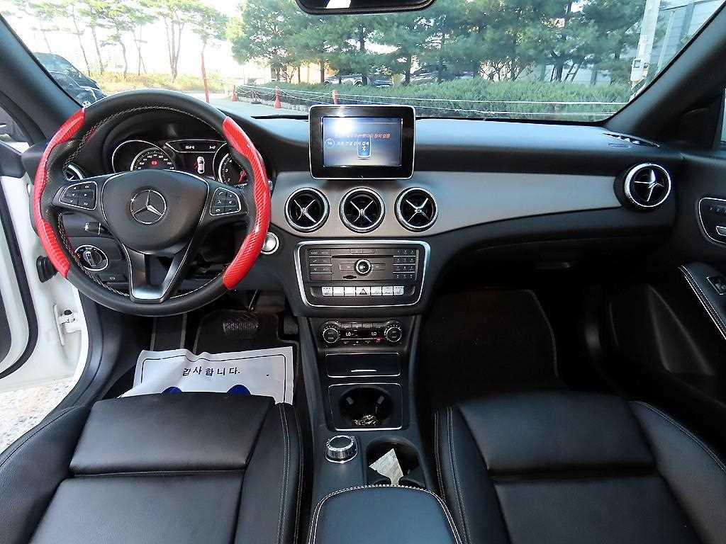 2017 Mercedes-Benz CLA Class Blanco - Miniatura 7