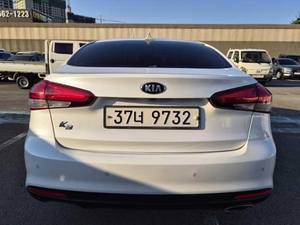 2018 Kia K3 1.6 Blanco - Miniatura 5