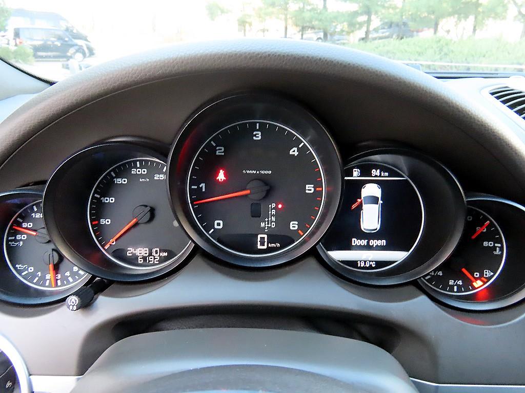 2016 Porsche Cayenne 3.0 Negro - Miniatura 9