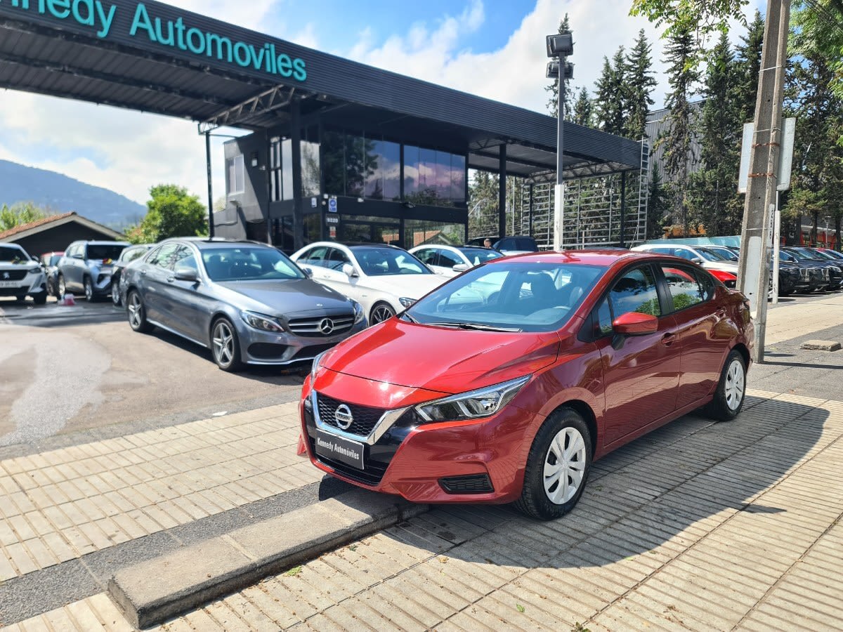 2022 Nissan Versa 1.6 Rojo - Imagen 1