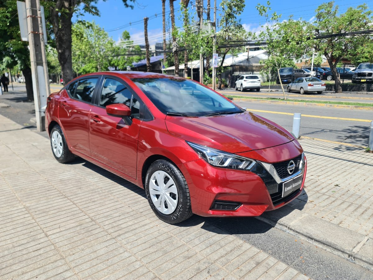 2022 Nissan Versa 1.6 Rojo - Miniatura 2