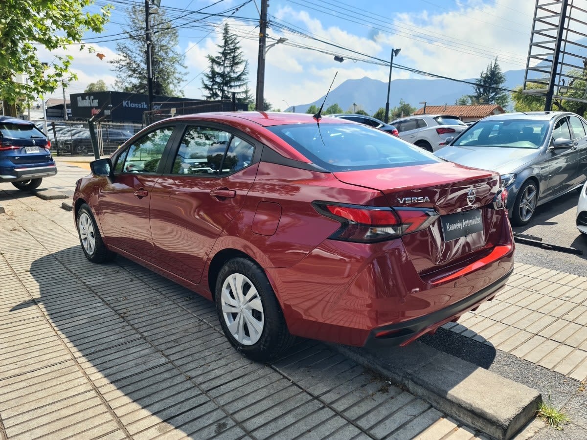 2022 Nissan Versa 1.6 Rojo - Miniatura 4