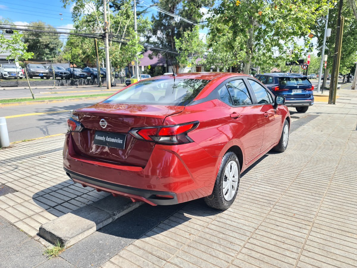 2022 Nissan Versa 1.6 Rojo - Miniatura 5