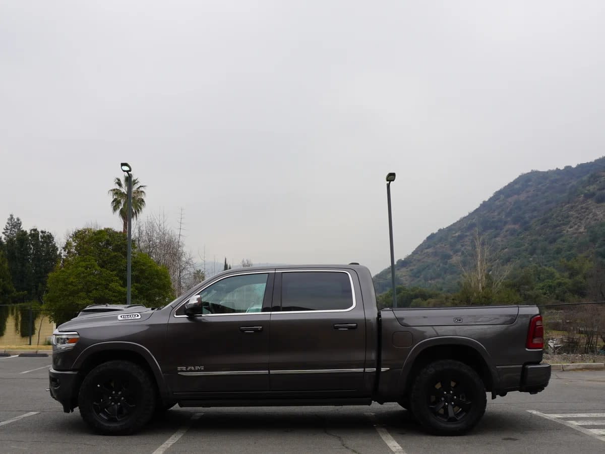 2023 RAM 1500 Limited Gris - Miniatura 8