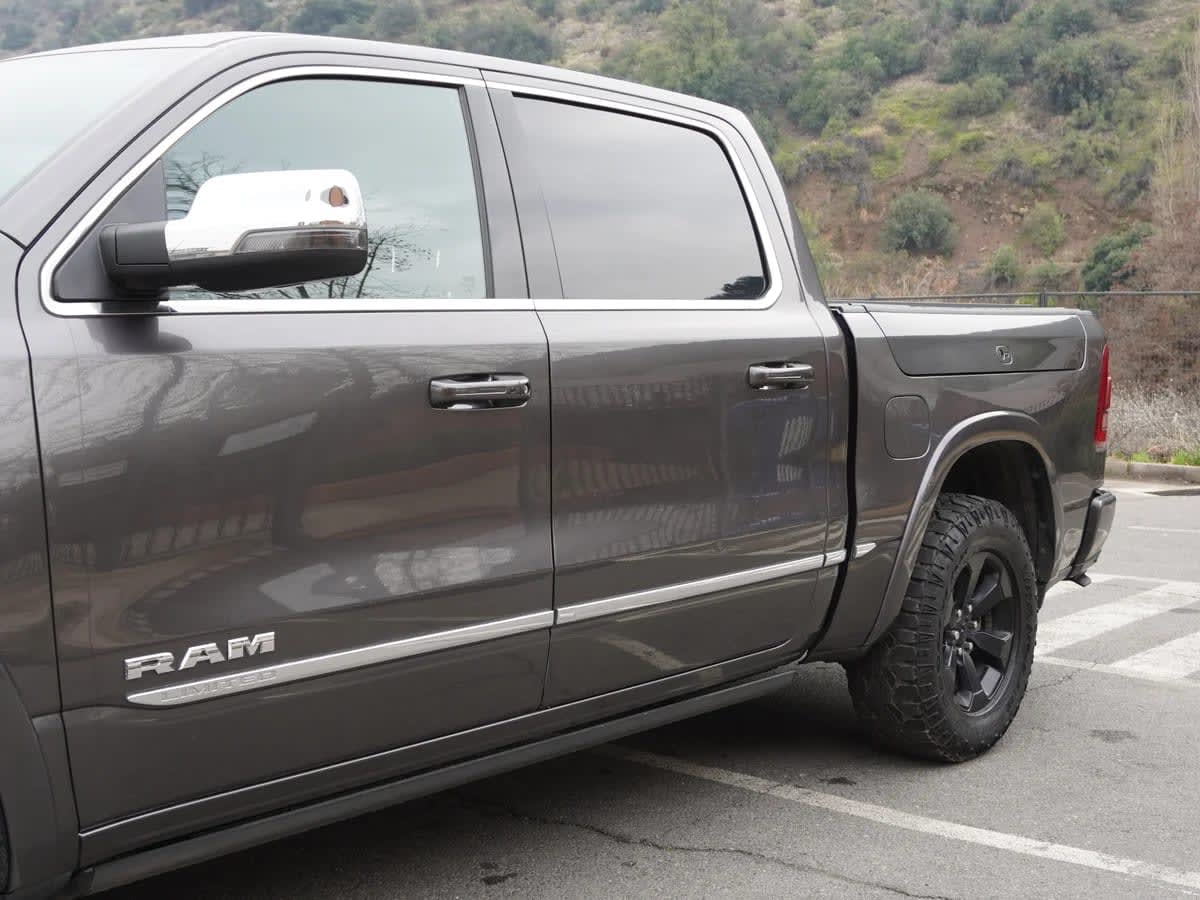 2023 RAM 1500 Limited Gris - Miniatura 9