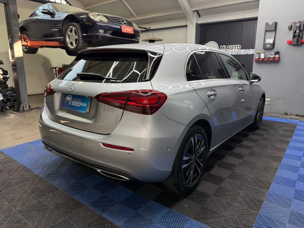 2025 Mercedes-Benz A 200 Plata - Miniatura 4