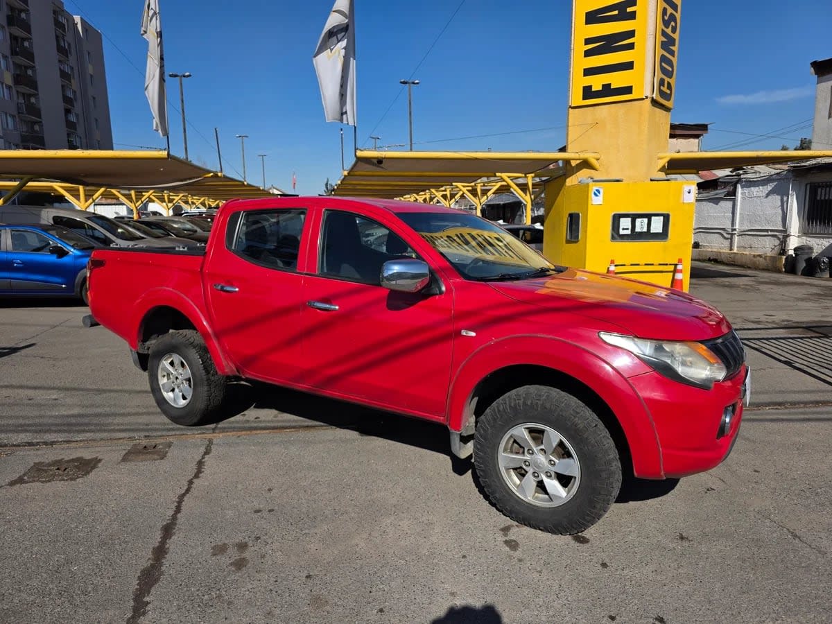 2019 Mitsubishi L200 KATANA Rojo - Miniatura 3