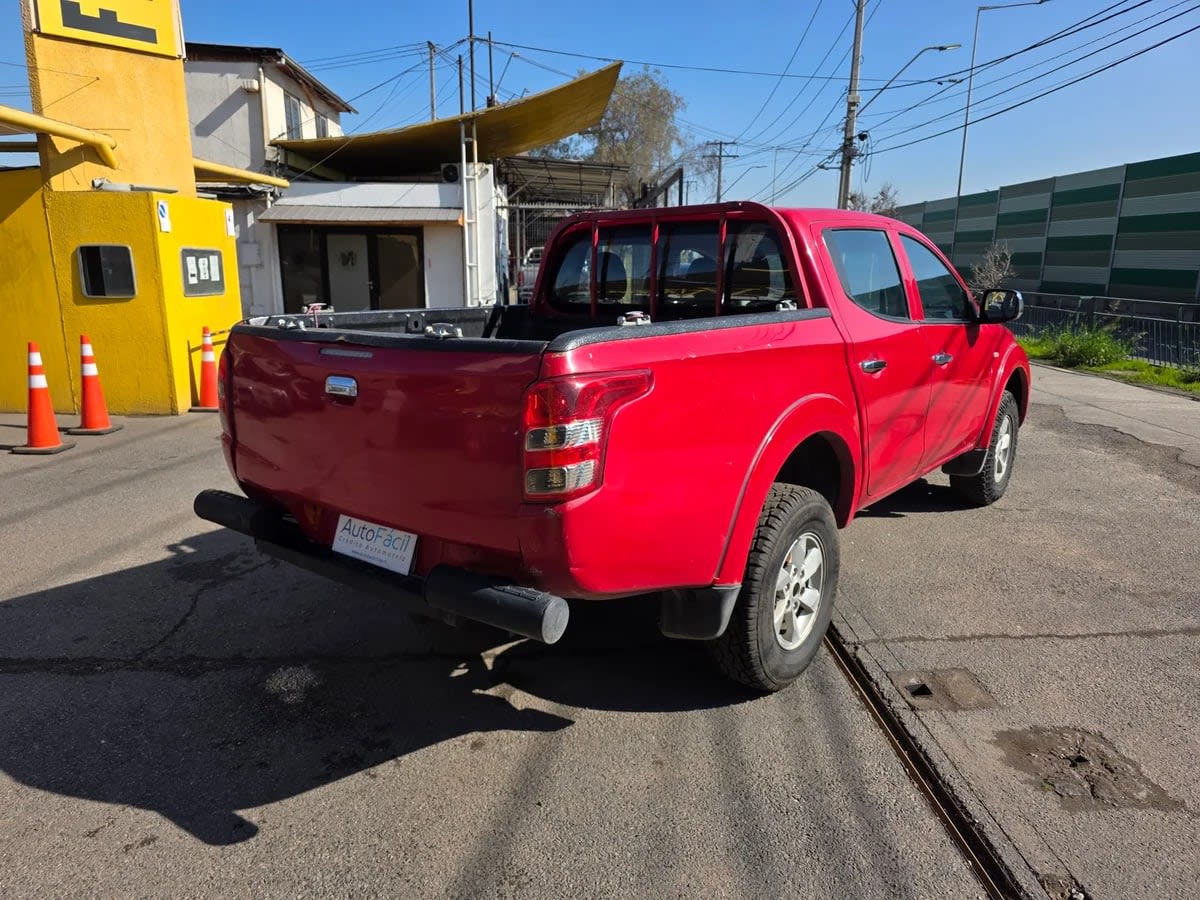 2019 Mitsubishi L200 KATANA Rojo - Miniatura 4