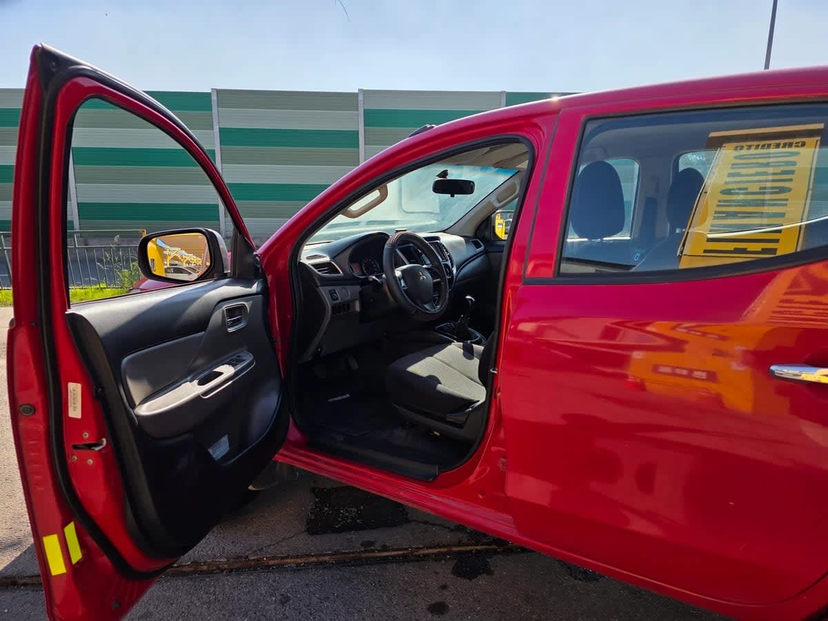 2019 Mitsubishi L200 KATANA Rojo - Miniatura 7