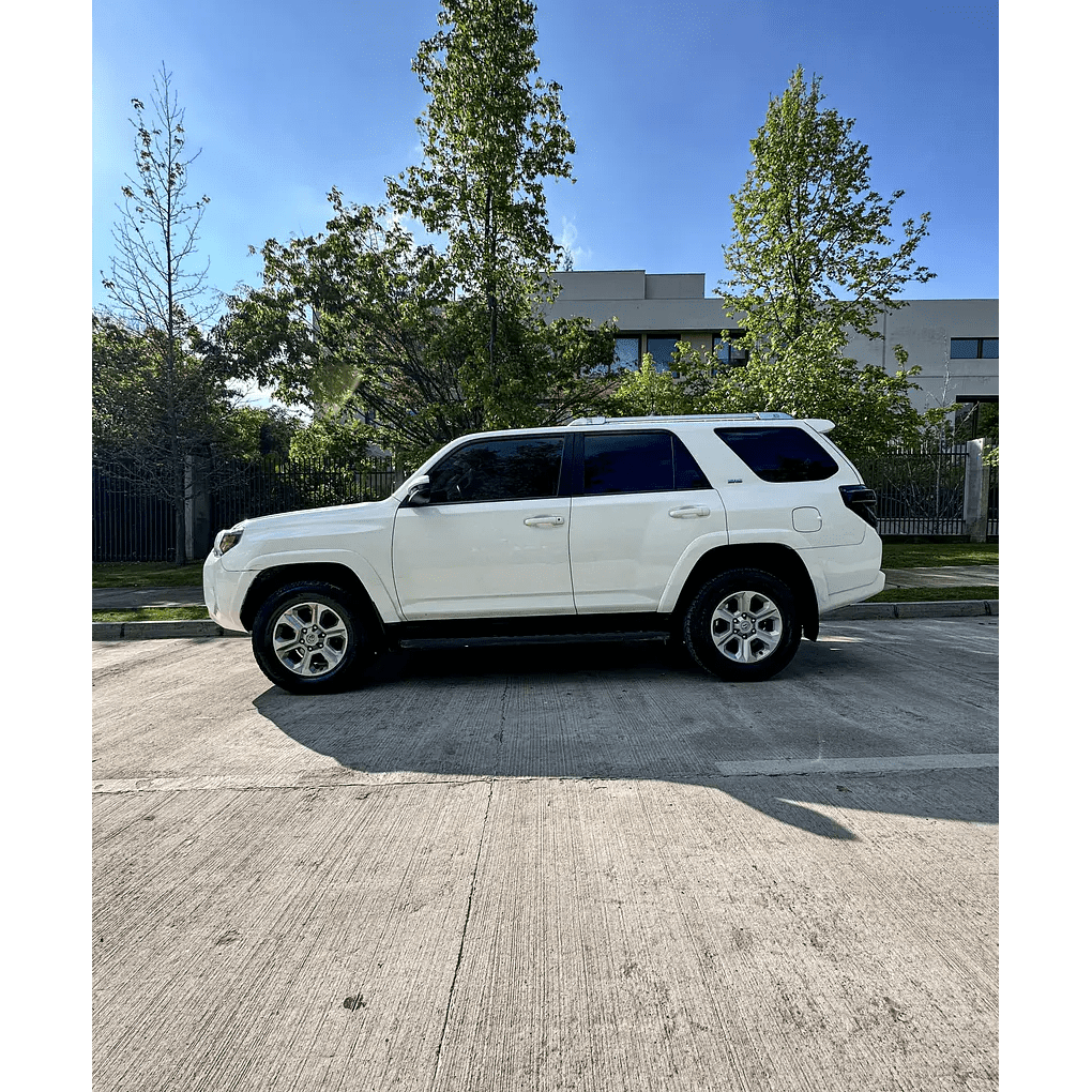 2020 Toyota 4RUNNER SR5 - Miniatura 3