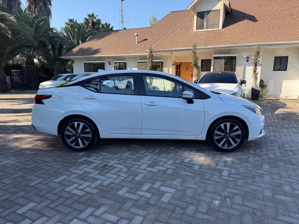 2020 Nissan Versa Exclusive Blanco - Miniatura 3