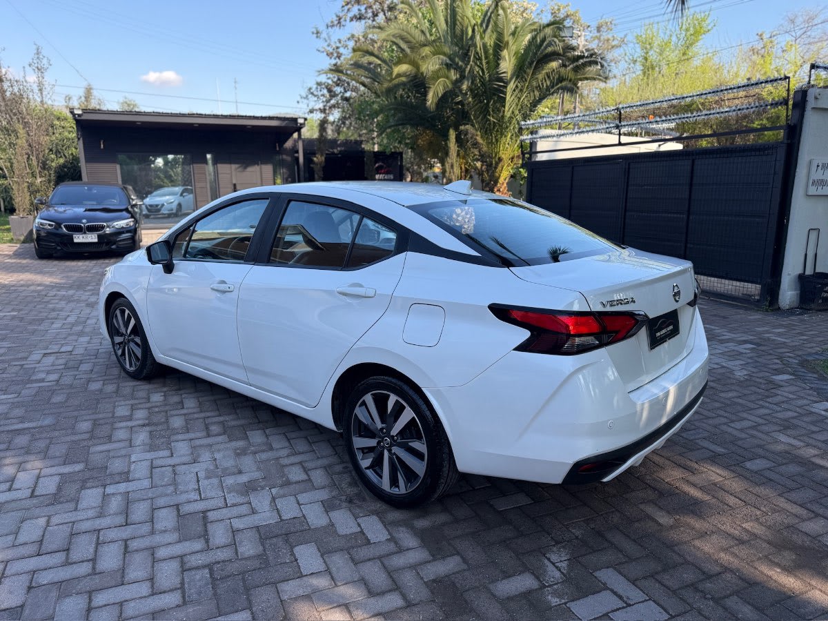 2020 Nissan Versa Exclusive Blanco - Miniatura 6