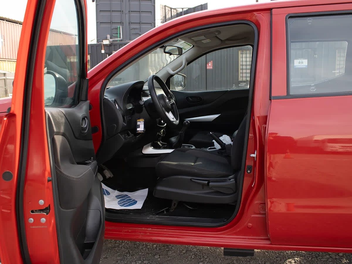 2023 Nissan Navara 2.3D Rojo - Miniatura 9