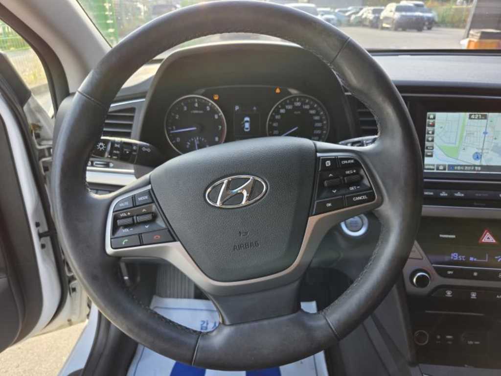 2017 Hyundai Avante AD Blanco - Miniatura 8