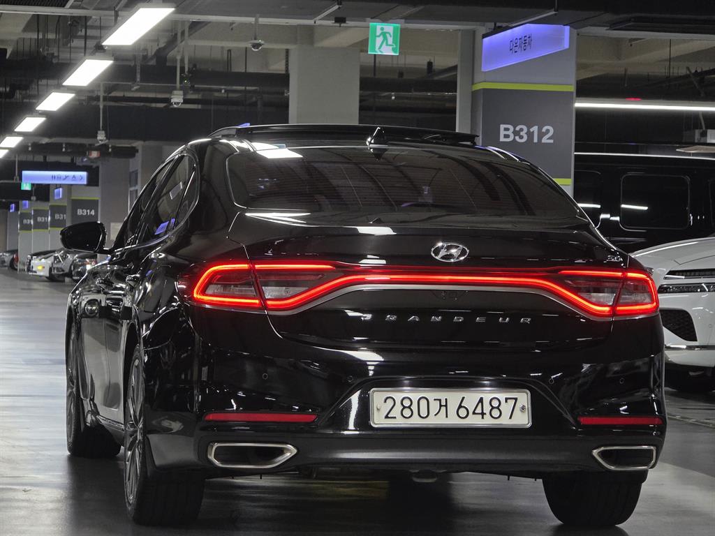 2018 Hyundai Grandeur IG Negro - Miniatura 4