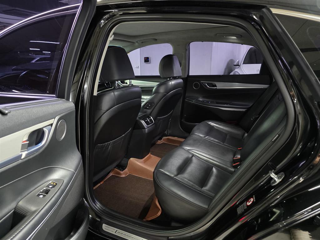 2018 Hyundai Grandeur IG Negro - Miniatura 8