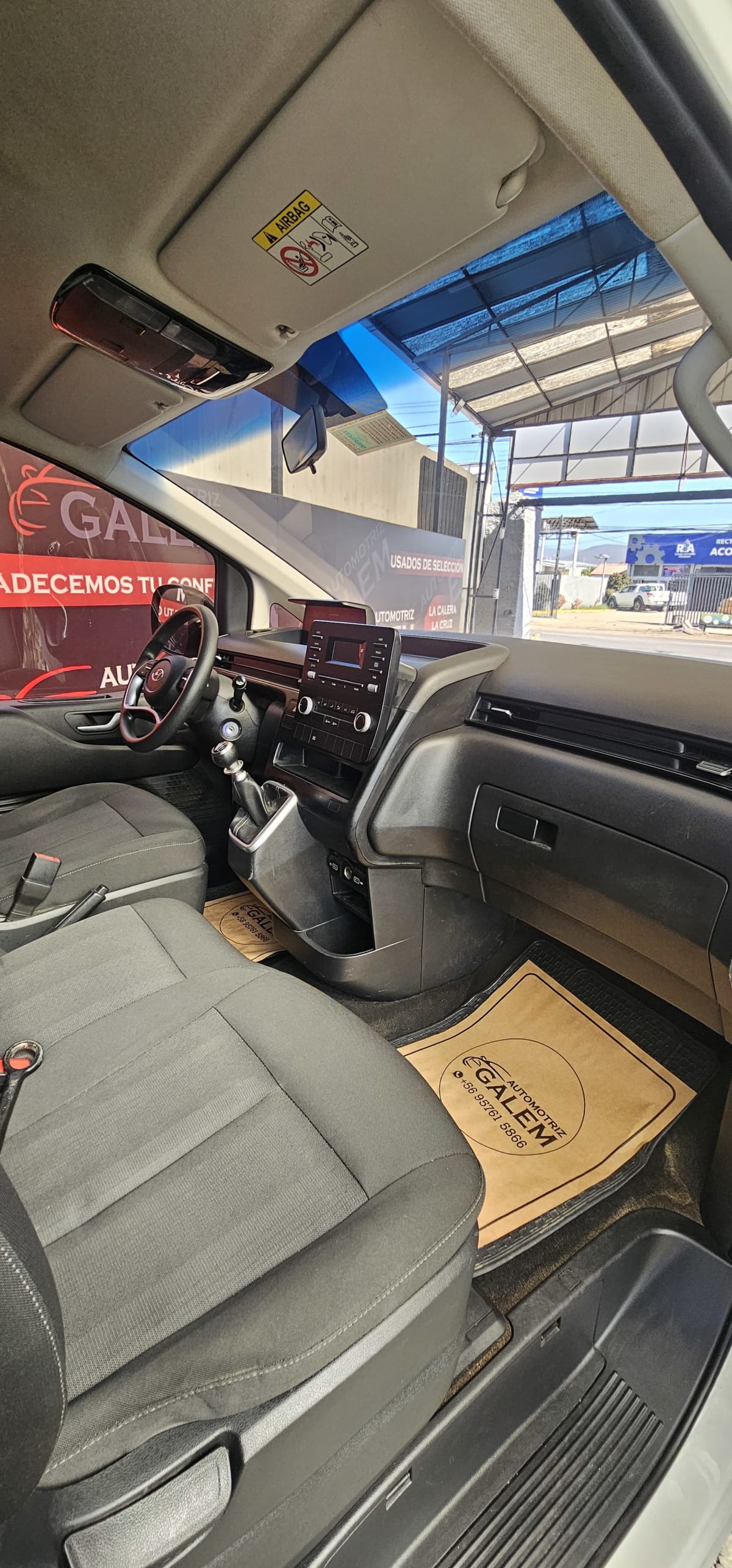 2023 Hyundai Staria Blanco - Miniatura 4