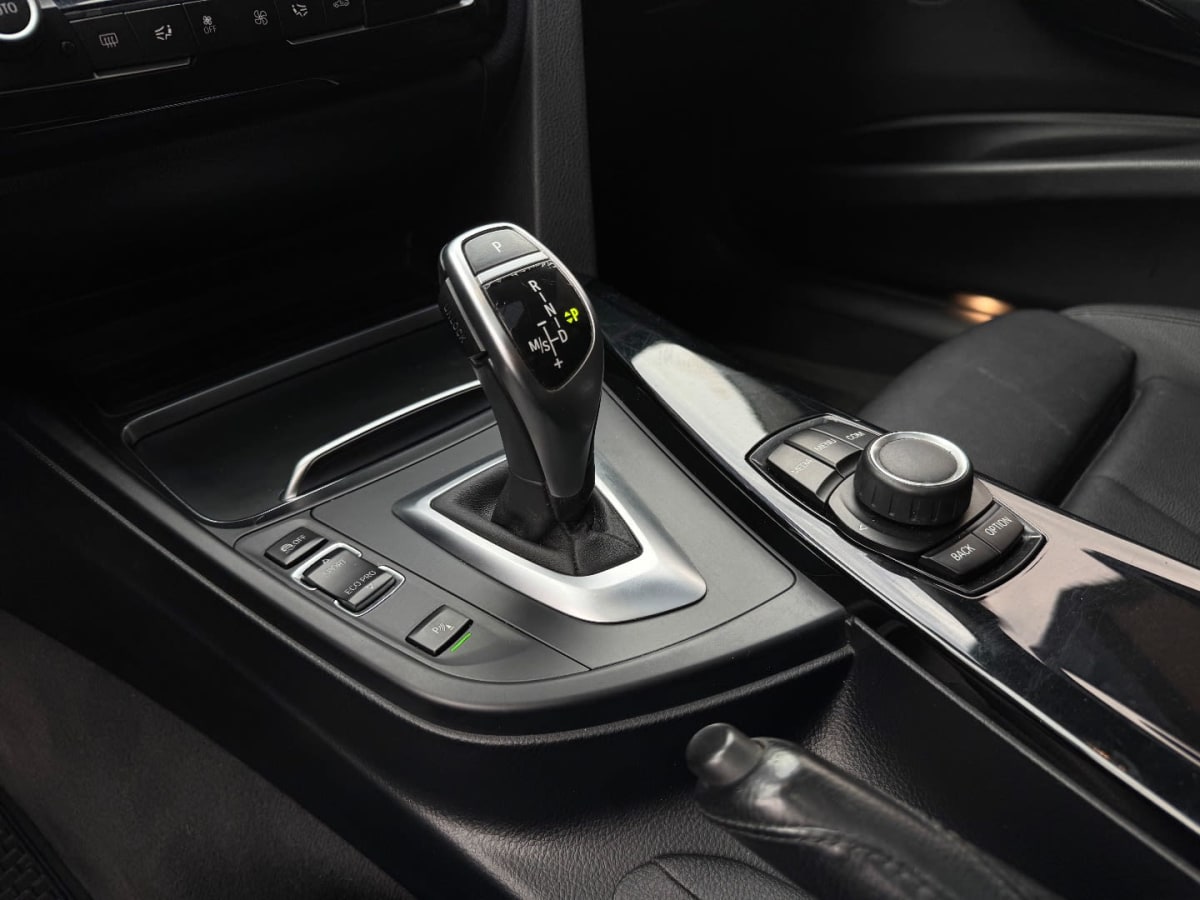 2018 BMW 320I Azul - Miniatura 9