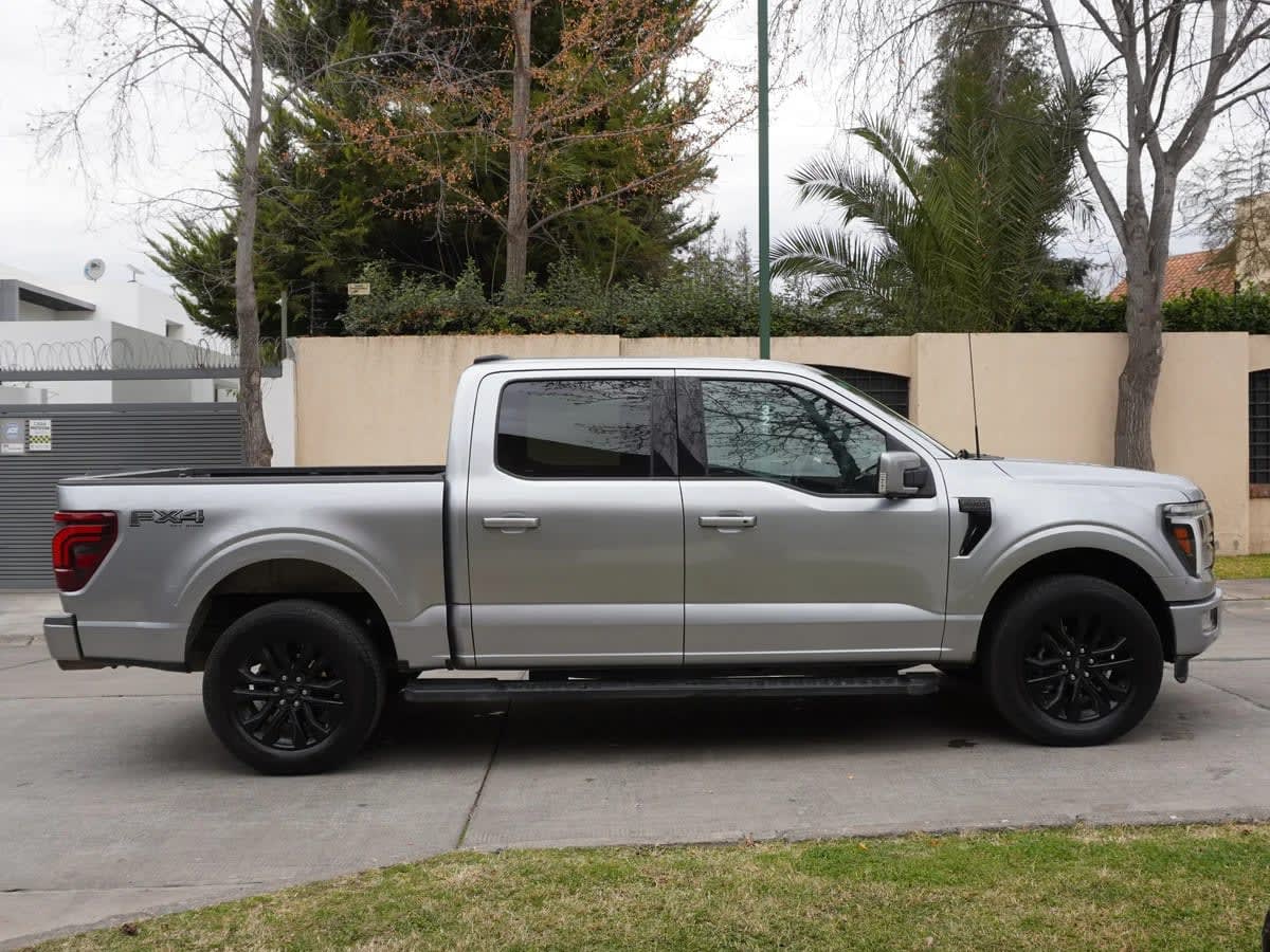 2025 Ford F-150 F 150 LARIAT Plata - Miniatura 4