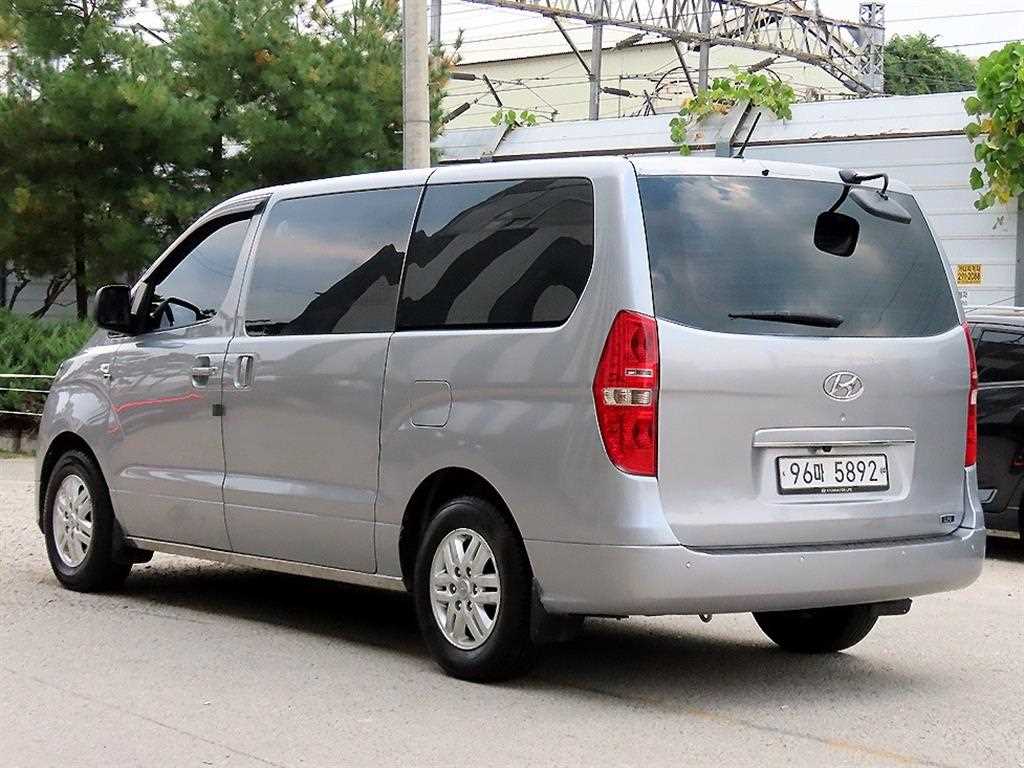 2019 Hyundai Starex Diesel Plata - Miniatura 3