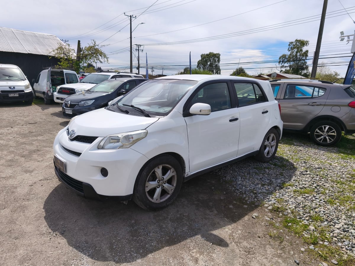 2011 Toyota Urban Cruiser Blanco - Miniatura 5