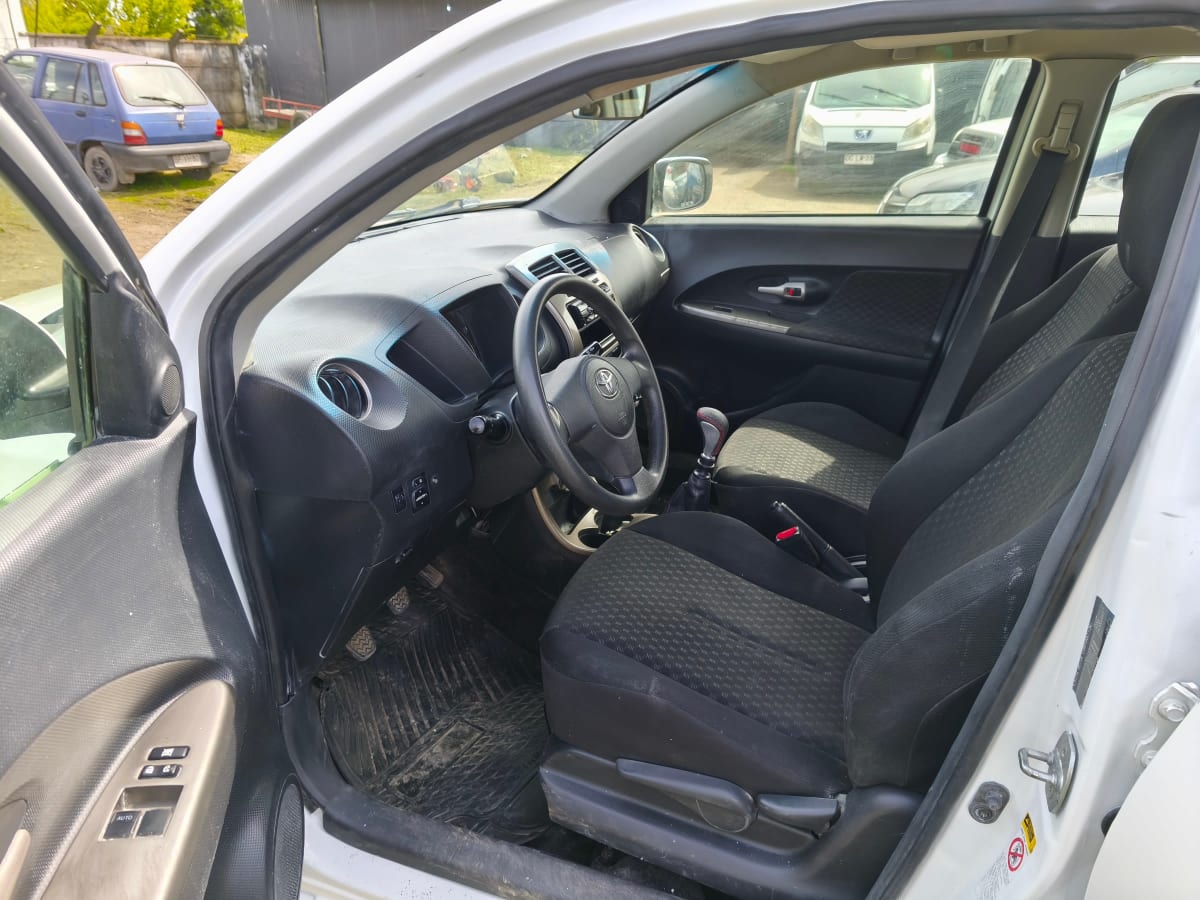 2011 Toyota Urban Cruiser Blanco - Miniatura 10