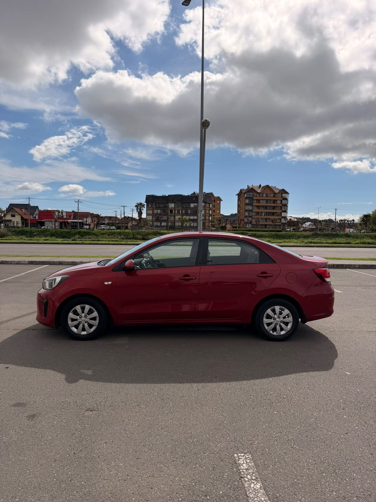 2023 KIA SOLUTO LX Rojo - Miniatura 2