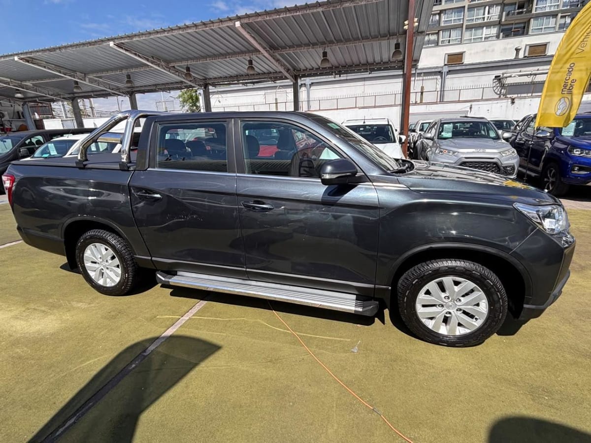 2023 SsangYong Grand Musso Gris - Miniatura 4