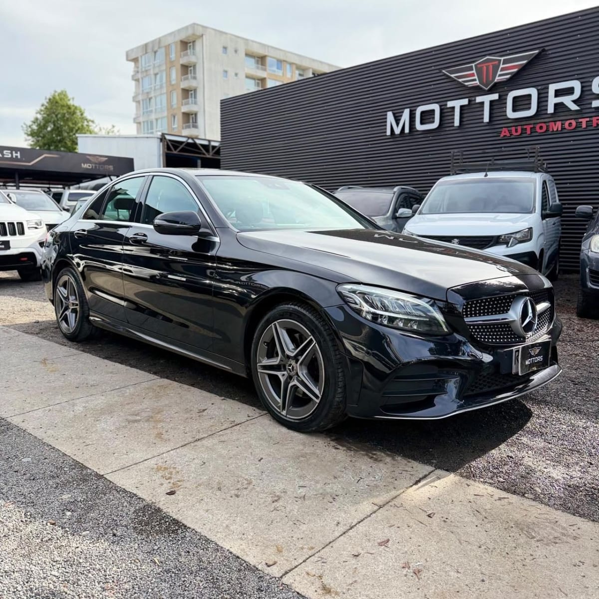 2022 Mercedes-Benz C300 300 Negro - Miniatura 3