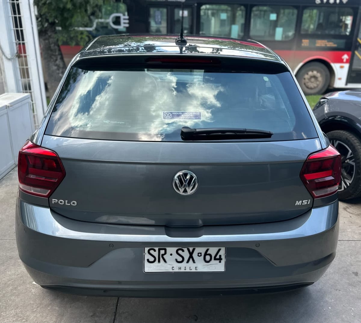 2023 Volkswagen Polo Highline Gris - Miniatura 5