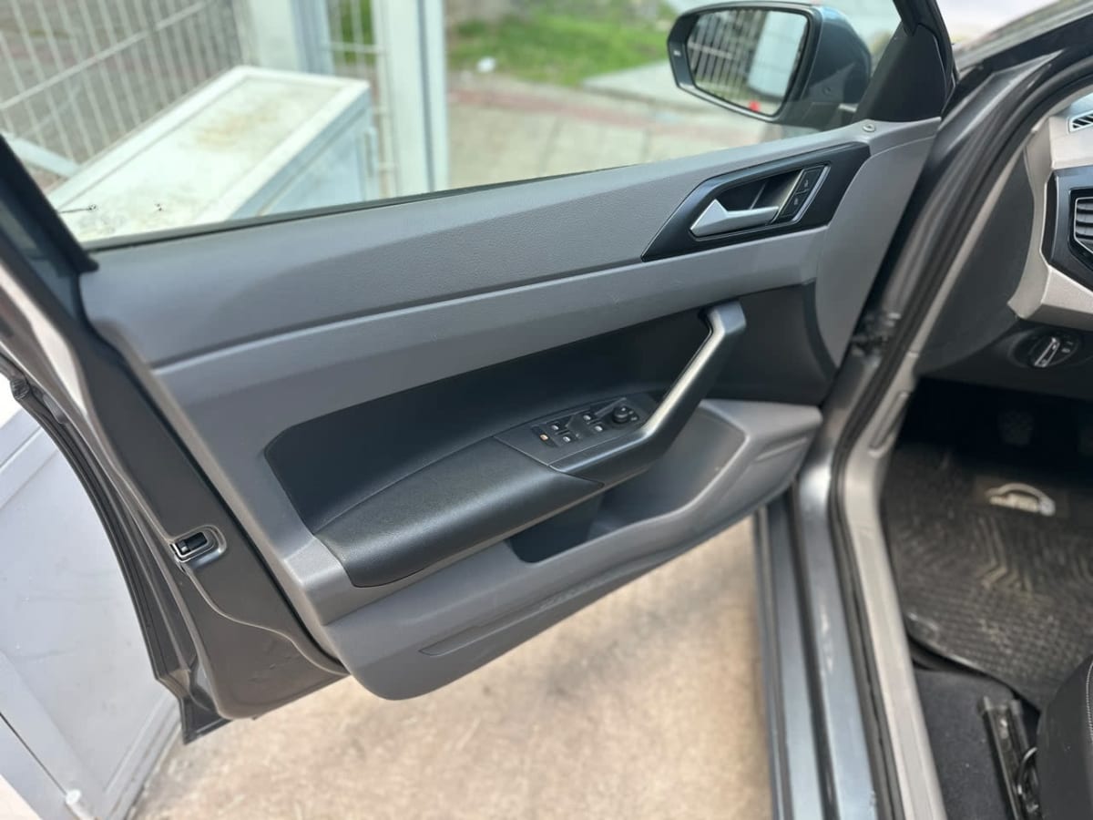 2023 Volkswagen Polo Highline Gris - Miniatura 7