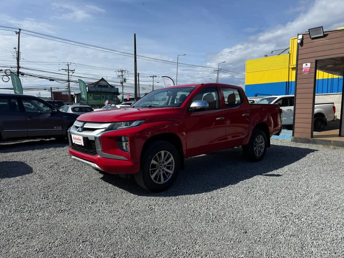 2023 Mitsubishi L200 KATANA Rojo - Miniatura 2