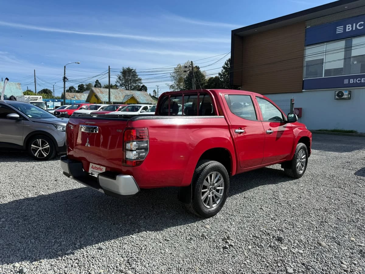 2023 Mitsubishi L200 KATANA Rojo - Miniatura 7