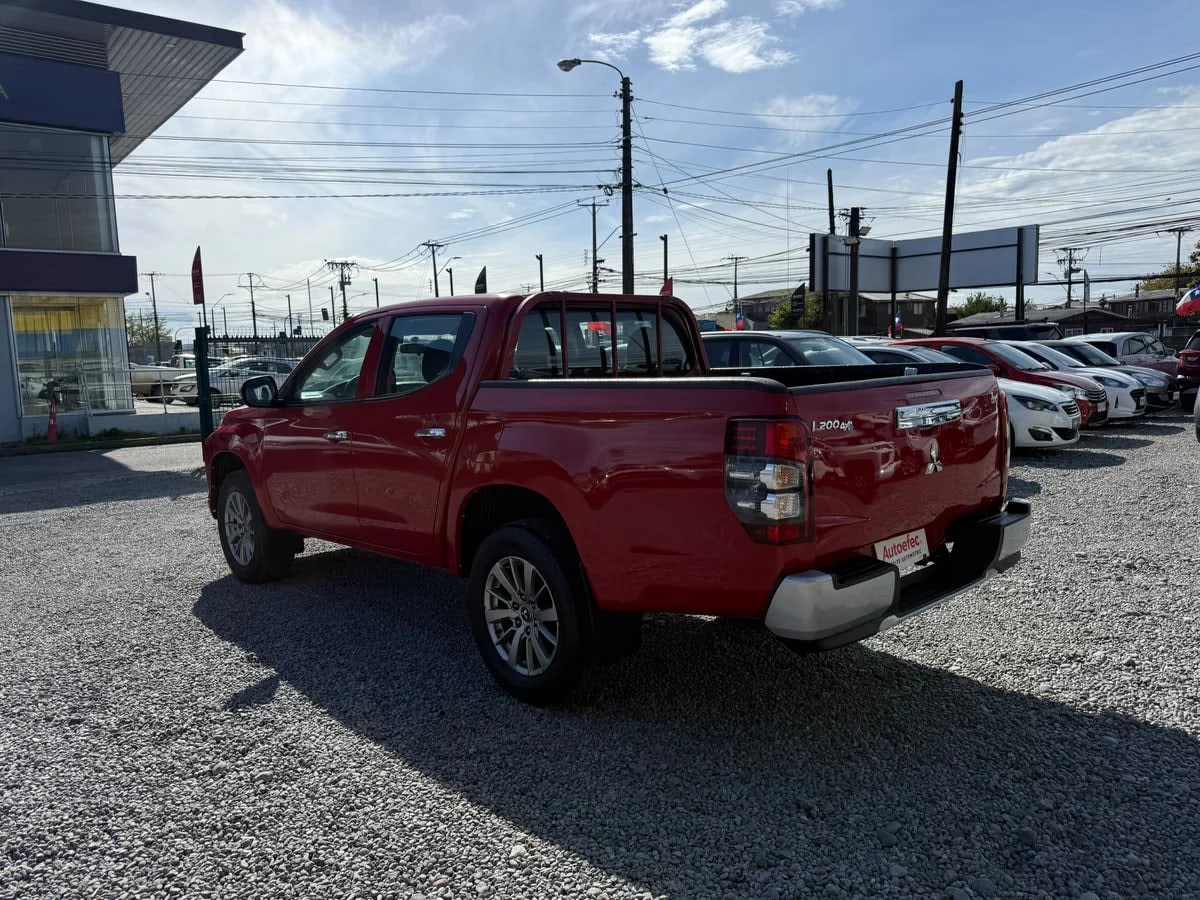 2023 Mitsubishi L200 KATANA Rojo - Miniatura 9