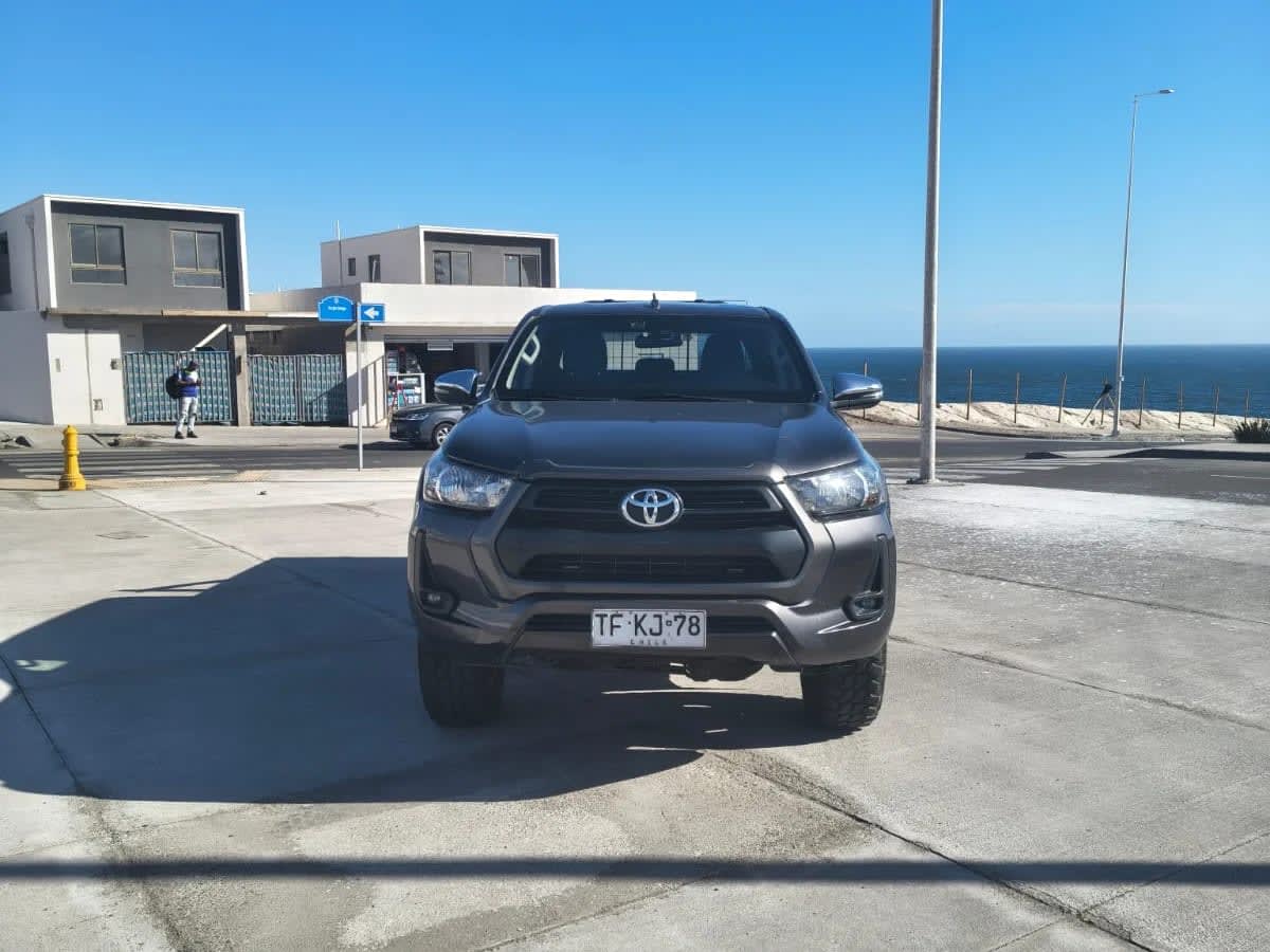2024 Toyota Hilux 2.8 Gris - Miniatura 2