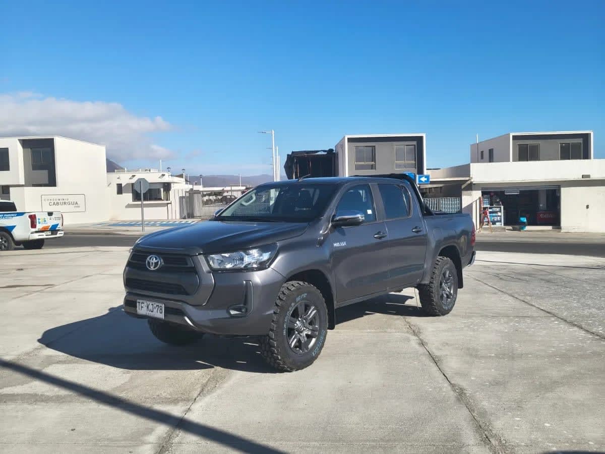 2024 Toyota Hilux 2.8 Gris - Miniatura 3