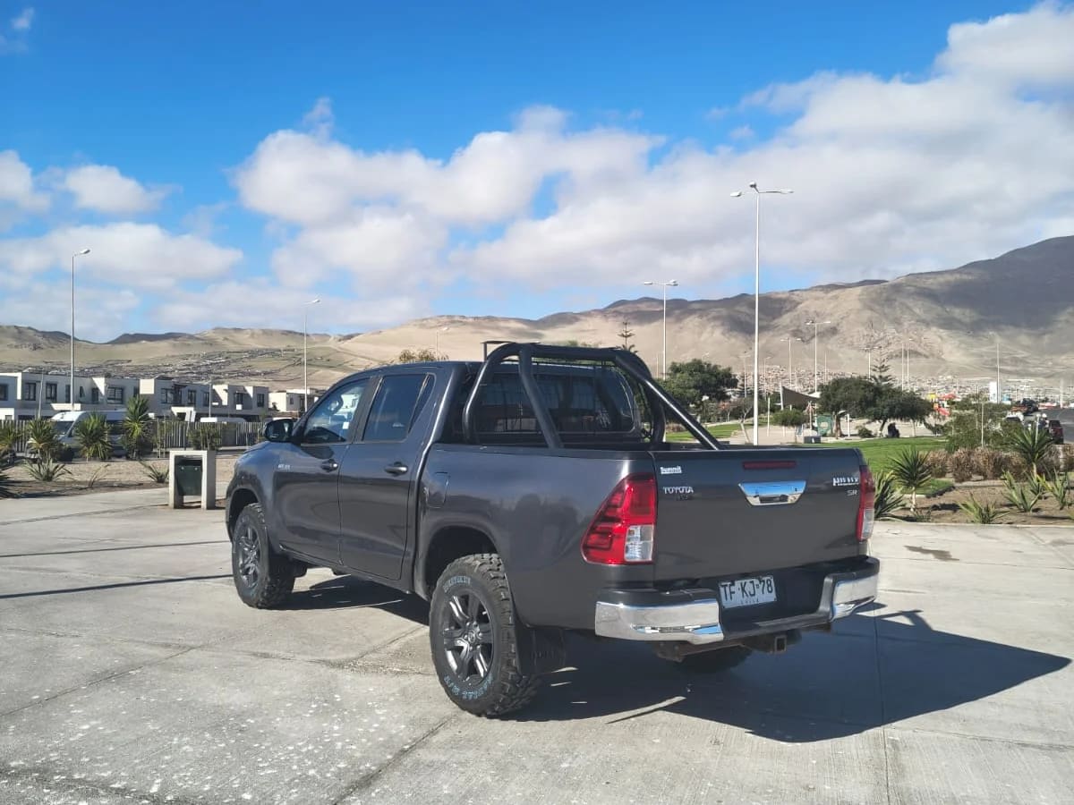 2024 Toyota Hilux 2.8 Gris - Miniatura 5